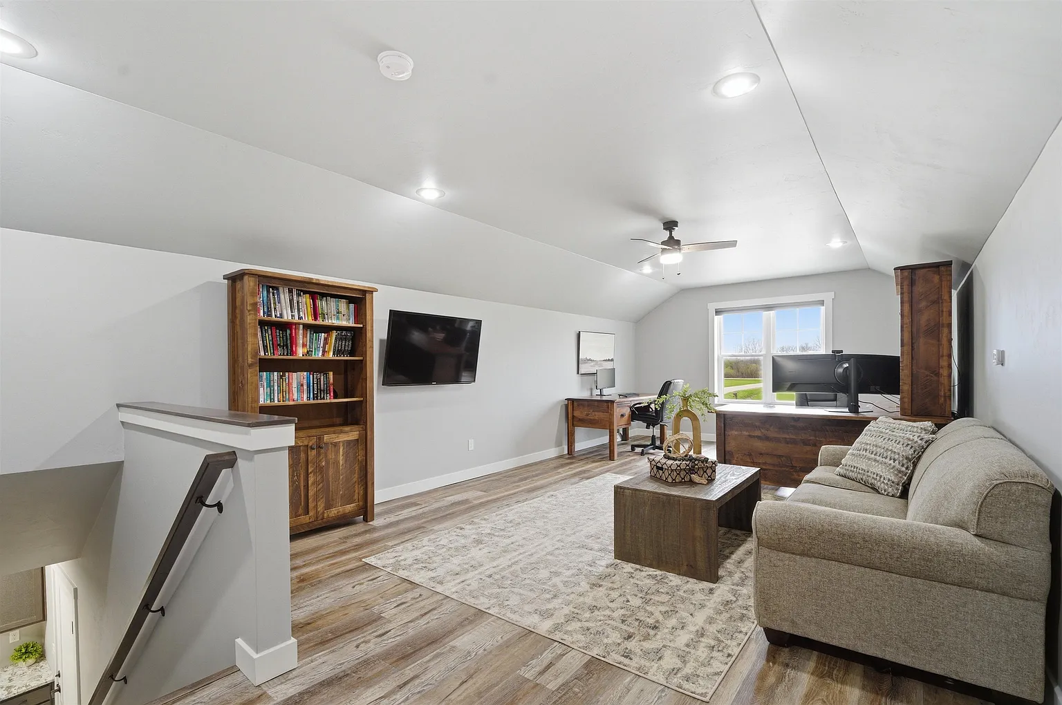 Bonus loft office